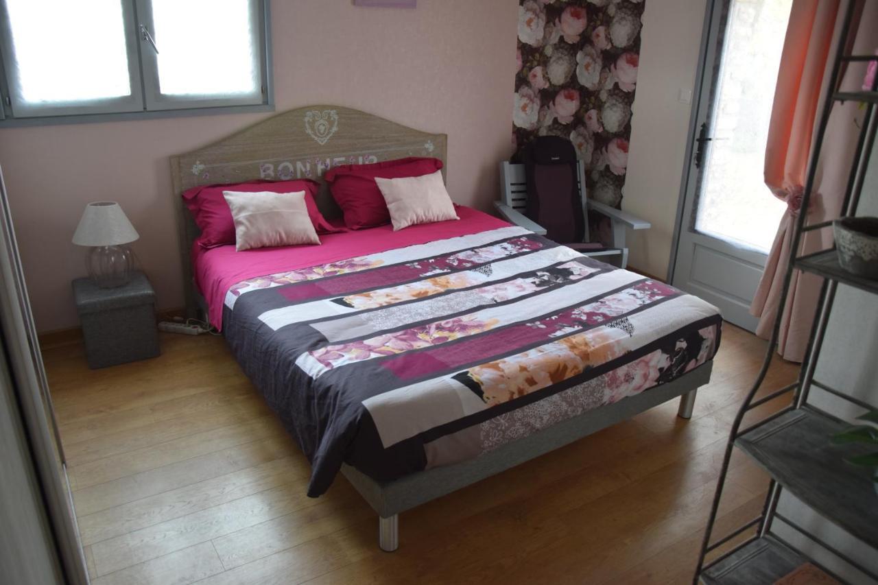 Au Gue Du Bois Bed & Breakfast Neuville-du-Poitou Dış mekan fotoğraf
